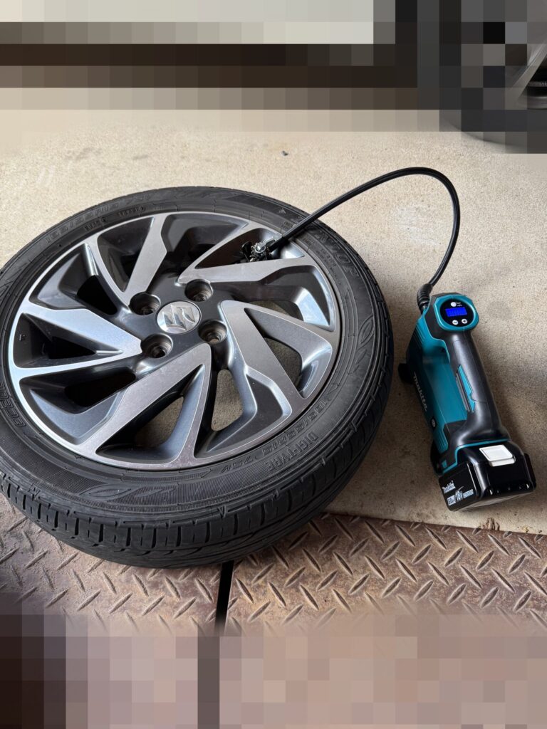 実際にタイヤへ空気を入れている様子