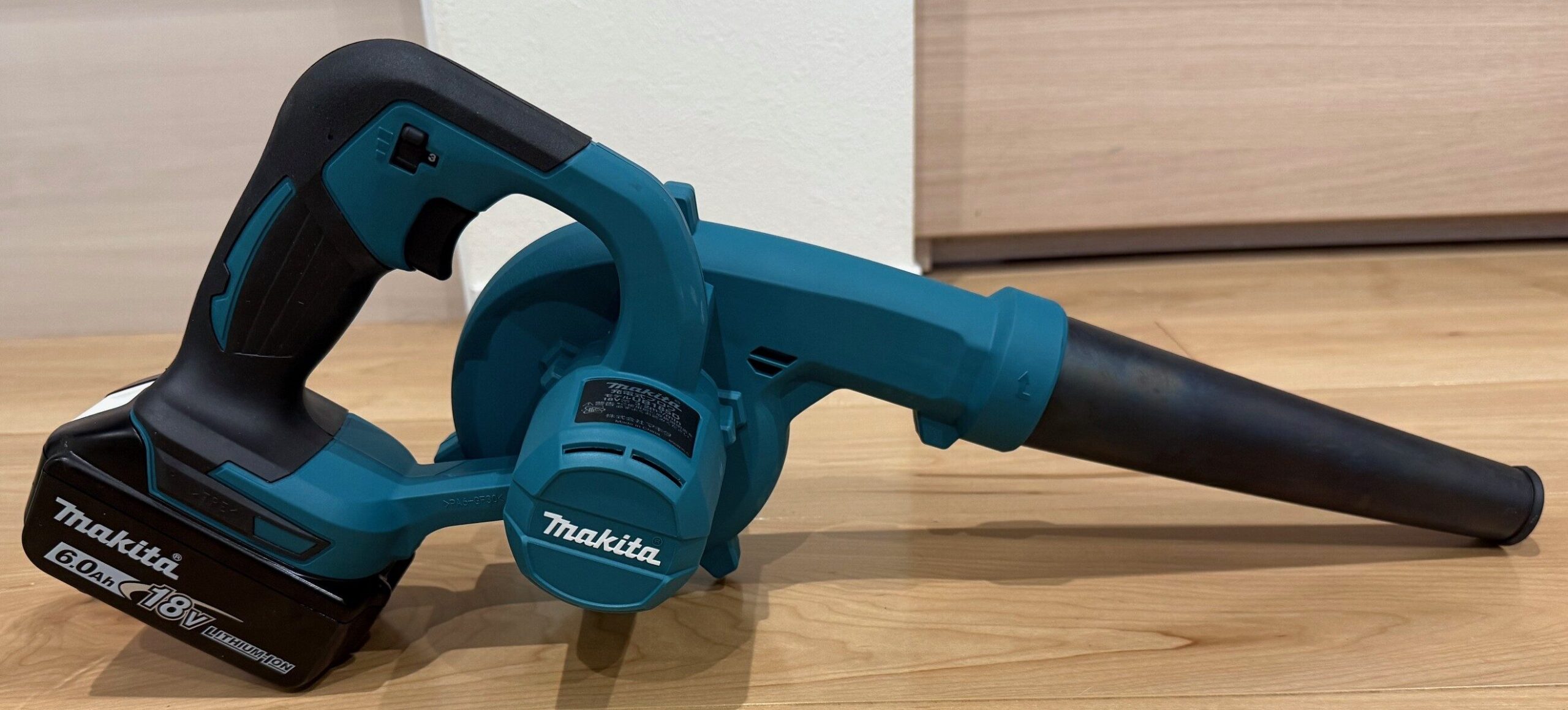 マキタ18V充電式ブロワ UB185DZ 本体全体(6.0Ahバッテリー装着済み・ノズル付き)