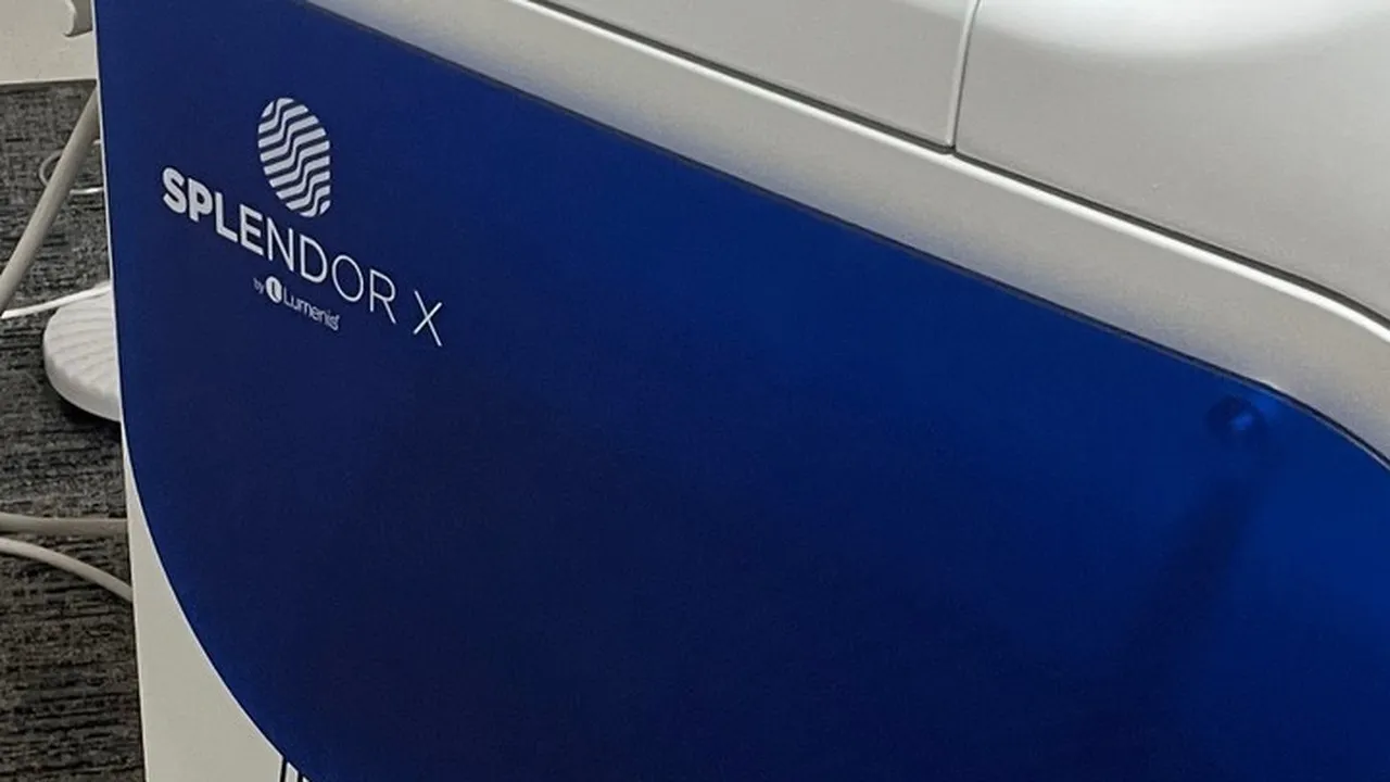 医療脱毛機スプレンダーX(SPLENDOR X)本体のロゴ部分。機械のみを写した実物写真